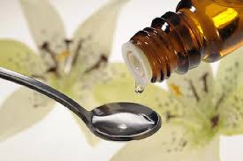 lusikka johon kaadetaan nestemäistä homeopatista valmistetta