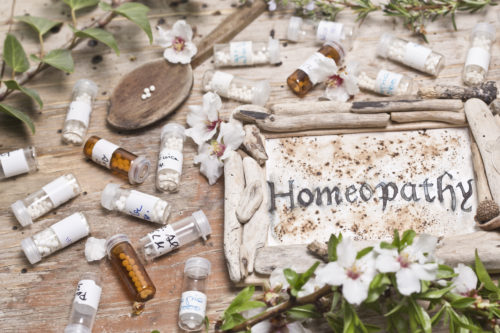 Homeopatisia valmisteita lääkepurkkeissa